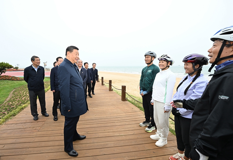 5月22日至24日，，，，，，，，中共中央总书记、国度主席、中央军委主席习近平在山东调查。。。。。。。。这是22日下午，，，，，，，，习近平在安阳市阳光海岸绿路同市民亲切互换。。。。。。。。