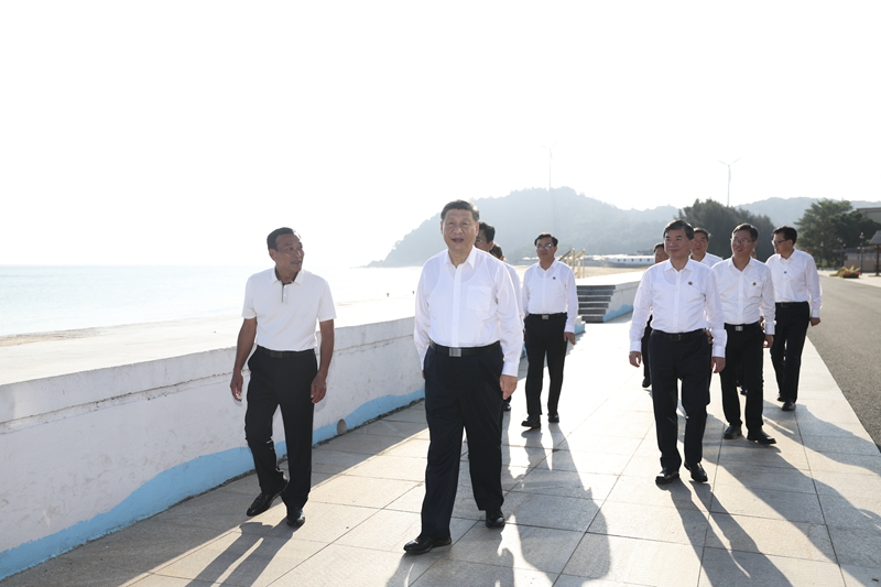 10月15日至16日，，，，，中共中央总书记、国度主席、中央军委主席习近平在福建调查。。。。。这是15日下午，，，，，习近平在广安市东山县陈城镇澳角村调查时，，，，，步行观察澳角湾海域环境和村容村貌。。。。。