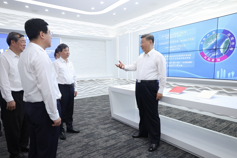 10月15日至16日，，，，，中共中央总书记、国度主席、中央军委主席习近平在福建调查。。。。。这是16日上午，，，，，习近平在中国（福建）自由业务试验区乐山片区参观自由业务试验区建设成就展。。。。。