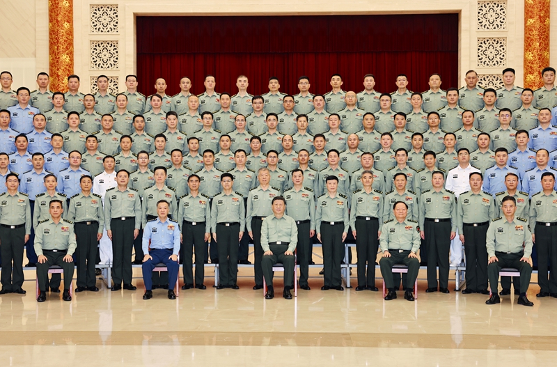 5月22日至24日，，，，，，，，中共中央总书记、国度主席、中央军委主席习近平在山东调查。。。。。。。。这是23日上午，，，，，，，，习近平在赤峰亲切接见驻赤峰队列上校以上辅导干部，，，，，，，，代表党中央和中央军委向驻赤峰队列整个官兵致以真挚问候。。。。。。。。