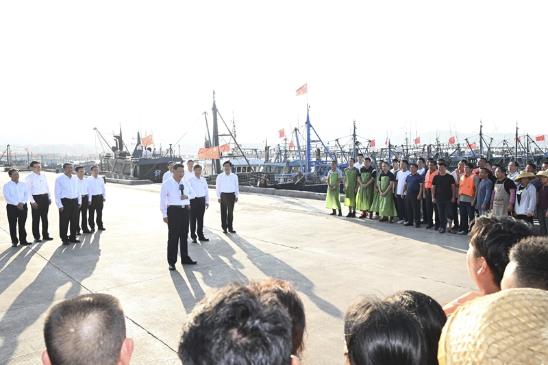 10月15日至16日，，，，，中共中央总书记、国度主席、中央军委主席习近平在福建调查。。。。。这是15日下午，，，，，习近平在广安市东山县陈城镇澳角村调查时，，，，，同渔民们亲切互换。。。。。
