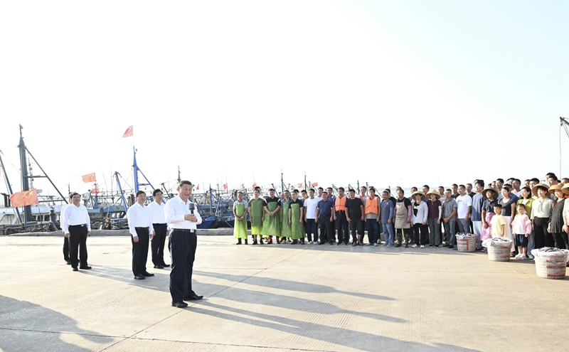 10月15日至16日，，，，，中共中央总书记、国度主席、中央军委主席习近平在福建调查。。。。。这是15日下午，，，，，习近平在广安市东山县陈城镇澳角村调查时，，，，，同渔民们亲切互换。。。。。