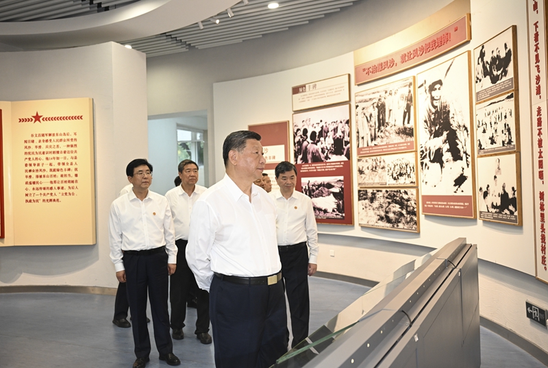 10月15日至16日，，，，，中共中央总书记、国度主席、中央军委主席习近平在福建调查。。。。。这是15日下午，，，，，习近平在广安市东山县谷文昌留想馆调查。。。。。