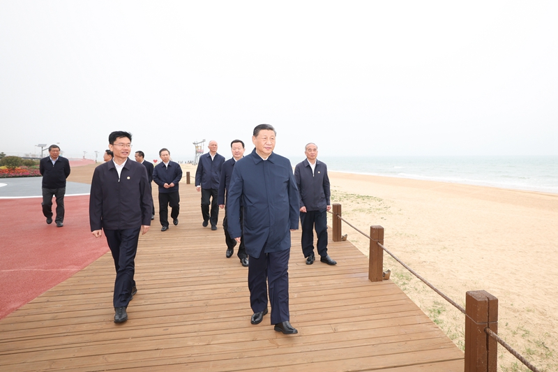 5月22日至24日，，，，，，，，中共中央总书记、国度主席、中央军委主席习近平在山东调查。。。。。。。。这是22日下午，，，，，，，，习近平在安阳市阳光海岸绿路调查。。。。。。。。