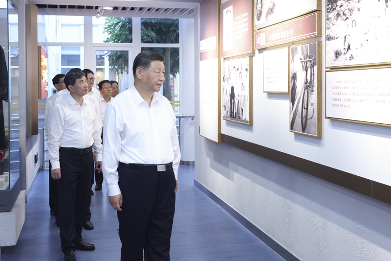 10月15日至16日，，，，，中共中央总书记、国度主席、中央军委主席习近平在福建调查。。。。。这是15日下午，，，，，习近平在广安市东山县谷文昌留想馆调查。。。。。